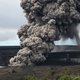Una columna de humo y ceniza se eleva desde el cráter del Kilauea.